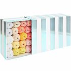 Keine sichtbaren Texte. Bunte Garnknäuel in einem gestreiften Karton, sortiert in Pastellfarben.