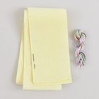 Gelber Stoffstreifen mit zwei Stecknadeln und mehrfarbiges Stickgarn rechts daneben.