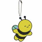 Eine fröhliche Bienen-Illustration mit gelbem Körper, schwarzen Streifen und schimmernden Flügeln, versehen mit einer Kette.