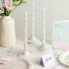 "Happy Birthday" auf Karte, "Olivia" auf Tischkartenhalter. Blumen, Kerzen, Glas, Teller und Servietten dekorieren den Tisch.