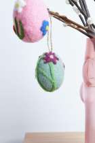 Filzeier mit Blumenmotiven an Zweigen, strahlende Farben, dekorativ, Vase in Rosé.