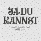 "JA DU KANNST ...auch einfach mal still sein." Kalenderblatt mit Punkt- und Streifenmuster im Hintergrund.