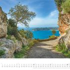 Kalender für März zeigt einen Wanderweg auf Korfu, Griechenland, mit Blick auf das blaue Meer und umliegende Felsen.