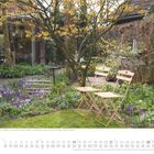 "Bunter Frühlingsreigen im Stadtgarten von Annie Pohlmann, Hengelo, Niederlande." Zwei Holzstühle im Garten.