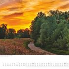 "März. Sonnenuntergang in einem Wald, Kroatien. Ein Pfad windet sich durch Wiesen, umgeben von Bäumen, im Abendlicht."