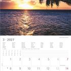 Kalender für März 2027. Oben Sonnenuntergang über dem Meer mit Palme rechts im Bild.