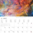 4 • 2027 Kalender mit farbenfrohem Nebelbild. Sternenhaufen NGC 6530 steht beschrieben. Mondphasen markiert.