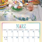 Kalender für März mit Feiertagen; zwei Bären bemalen Ostereier an einem Tisch mit Blumenmusterdecke.