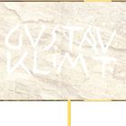 "GUSTAV KLIMT" in weißer Schrift vor einem marmorierten Hintergrund. Die Schrift ist groß und unverkennbar.