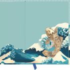 Eine Illustration mit zwei großen Karpfen, die aus stilisierten blauen Wellen springen auf hellblauem Hintergrund.