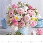 "FLOWERS & GARDEN" auf einem blauen Topf mit einem üppigen Strauß rosa und weißen Blumen, umgeben von blauen Tassen.