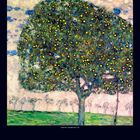 Text: "Gustav Klimt, The Apple Tree, II, 1916". Illustration eines Apfelbaums mit grünem Laub und gelben Früchten. Darunter Kalenderzahlen.