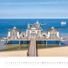 April, Seebrücke Sellin, Insel Rügen. Kalenderblatt mit Blick auf eine Seebrücke, im Meer ein Schiff, blauer Himmel.