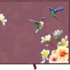 Zwei Kolibris schweben vor einem Hintergrund aus gelben Blüten, umgeben von rosa und violetten Tönen.