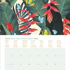 Ein Kalenderblatt für März mit buntem Regenwaldmotiv, Fröschen und Schmetterlingen auf großen Blättern.