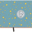 Illustration eines kindlichen Gesichts in einem Kreis, umgeben von gelben Sternen auf blauem Hintergrund.