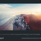 April, darunter ein Kalender mit Tagen. Landschaft aus Küste und Klippen, rechts ein einsamer Leuchtturm. Logo GEO.