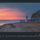 Text: März, Kalendertage 1-31. Landschaft mit Leuchtturm am Strand, Abenddämmerung und Bäumen.