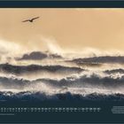 APRIL. Ein Kalenderblatt mit stürmischen Meereswellen, Salzwassersprühnebel und einer fliegenden Möwe vor einem gelblichen Himmel.