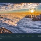 MÄRZ, Kalender mit Monatsübersicht. Sonnenaufgang über nebeligen Bergen, Wolkenmeer, orange und blau gefärbter Himmel.