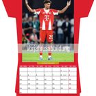 Vorjahresabbildung. Kalender im Trikotdesign. Spieler hebt die Arme. Unten Monatsübersicht August mit Wochentagen.