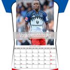 Text: "Vorjahresabbildung", "Jean-Luc Dompé *12.08.1995", "SEPTEMBER". 
Person in Fußballtrikot, Kalendermonat unten.