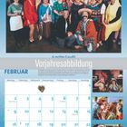 Vorjahresabbildung, FEBRUAR. Eine Gruppe in bunten Kostümen, fröhliche Stimmung. Kalender und Texte zu Fasching.