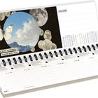 Kalenderansicht mit Spruch: „Nur wer sich verändert, bleibt sich treu.“ Illustration: Schmetterling, Mond, Berge.