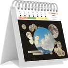 Text: "Nur wer sich verändert, bleibt sich treu." Kalender mit Himmel, Schmetterling, Münzen und Mond, spiralförmige Bindung.