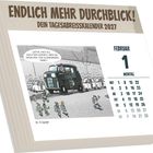 Text oben: "ENDLICH MEHR DURCHBLICK! DEIN TAGESABREISSKALENDER 2027".  
Illustration: Kinder vor einem Schulbus, Sprechblase: "Justin, hast du auch den Aufsatz über die Ursachen vom Klimawandel dabei?".  
Kalender: "FEBRUAR 1, MONTAG".