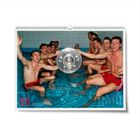 03. Text: "Feiern im Pool. Den Titel gibt es, wenn man ordentlich ins Wasser geht." Männer jubeln im Pool mit Meisterschale.