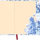Keine Texte. Eine Illustration zeigt ein aufgeschlagenes Notizbuch mit blauem Blumenmuster und rotem Leseband.