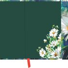 Keine Texte sichtbar. Abbildung mit einem dunklen Hintergrund und einem Strauß weißer Blumen auf der rechten Seite.