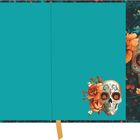 Eine Illustration mit buntem Totenkopf und Blumen links in Orange- und Grüntönen, vor türkisfarbenem Hintergrund.