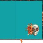 Keine Texte. Zwei dekorierte Totenköpfe mit bunten Blumen auf türkisfarbenem Hintergrund und dunklem floralen Muster.