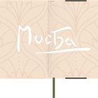 Der Text "Mucha" steht in eleganter Schrift auf einem beigen Hintergrund mit floralem Muster.