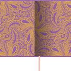 Ornamentales Muster in Gelb auf violettem Hintergrund. Verschnörkelte Paisley-Formen mit floralen Elementen.