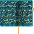 Küstenmuster aus wellenartigen Linien in Türkis, Weiß und Orange; erinnert an stilisierte Ozeanwellen.