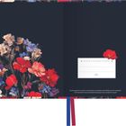 „DIESER KALENDER GEHÖRT“ steht mittig. Illustration: Bunte Blumen vor dunklem Hintergrund, rot, blau und weiß.