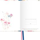 Kalenderseite mit Text: "DIESER KALENDER GEHÖRT". Florale Illustration in hellen Farben links.