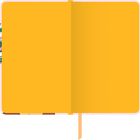 Eine Illustration eines aufgeschlagenen Notizbuchs mit gelben Seiten und einem Lesezeichen. Links sind bunte Blumen zu erkennen.