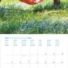 Kalenderseite für April 2027, mit Feiertagen und Platz für Notizen. Oben: Hängematte zwischen blühenden Apfelbäumen.