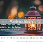 "Vorjahresabbildung" über einem leuchtenden, herzförmig durchbrochenen laterne. Darunter Kalender für März 2026.