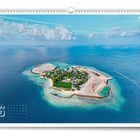 Kalenderseite mit "6" und Monatsübersicht. Luftaufnahme einer kleinen Insel mit Gebäuden und einem Fußballfeld, umgeben von türkisfarbenem Meer.