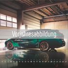"Vorjahresabbildung", "03." Ein grünes Auto steht in einer Industriehalle, glänzender Boden, große Fenster im Hintergrund.