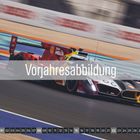 "Vorjahresabbildung" steht groß über einem Rennwagen in voller Fahrt auf einer Rennstrecke. Unten ist eine Monatsübersicht.