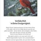 "Verliebe Dich in Deine Einzigartigkeit." Text. Ein roter Kardinal sitzt auf einem schneebedeckten Tannenzweig.