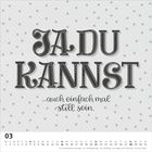 "JA DU KANNST …auch einfach mal still sein." 
Im Hintergrund sind diagonale Streifen und Punkte. Unten ist ein Kalender für März.