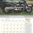 "Vorjahresabbildung" über einem Motorrad, Kalender für März, Text über eine Route vom Bodensee nach Südtirol.