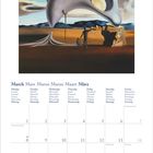 März in mehreren Sprachen, Wochentage Montag bis Sonntag, darunter surrealistisches Gemälde mit abstrakter Struktur und Figuren.